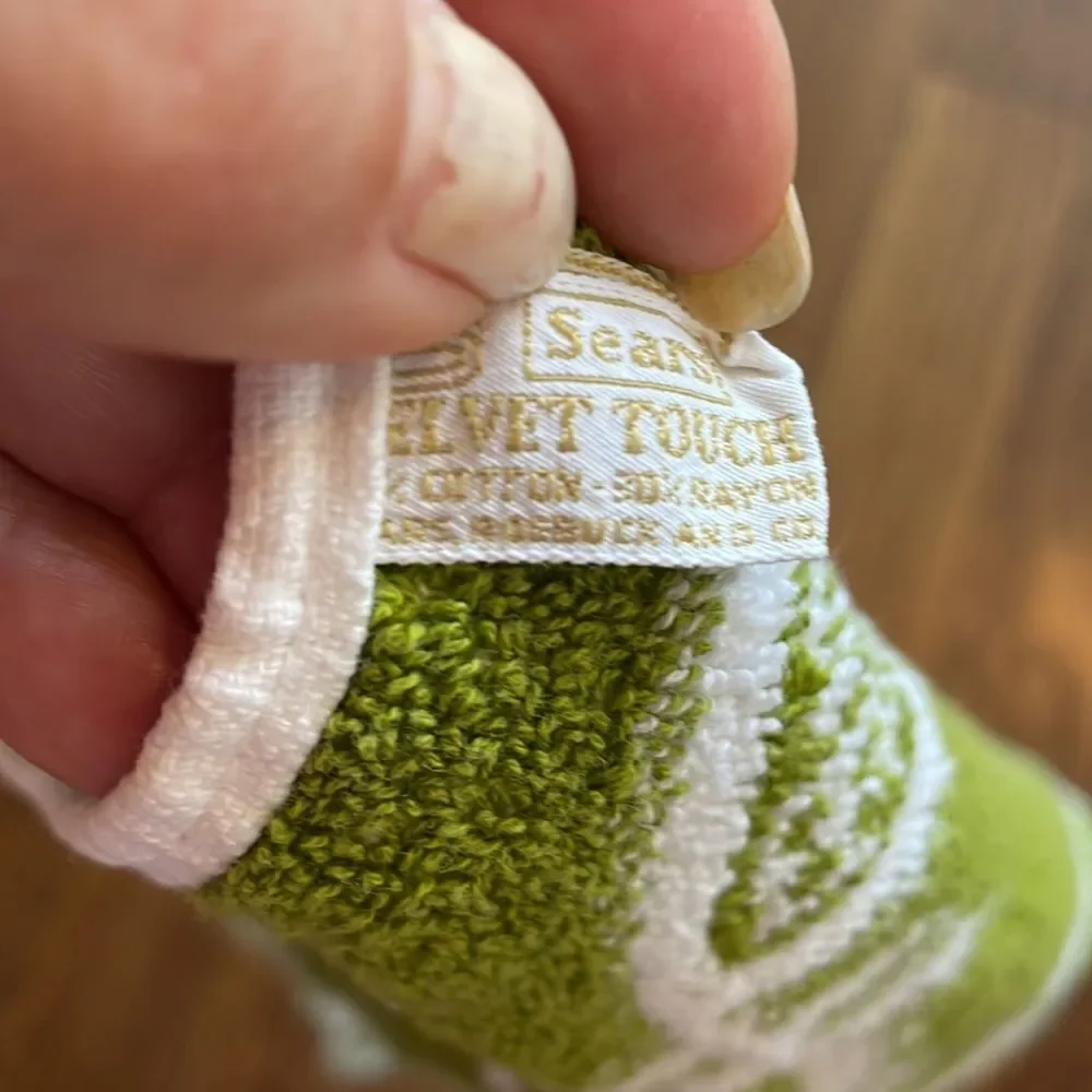 Vintage 70s Sears Velvet Touch white‎ & avocado green cotton bath hand towel
